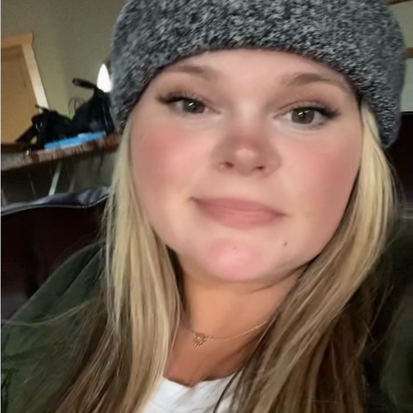 Profile Picture of Kylee Jones (@kyleejones1992) on Poshmark