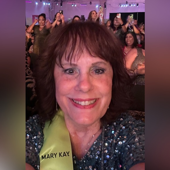 Robin Alunni - Poshmark Profile Picture of Robin Alunni (@marykaylady90) on Poshmark