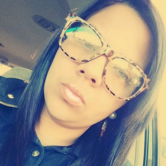 Profile Picture of Paola Acosta (@paaoolaa1991) on Poshmark