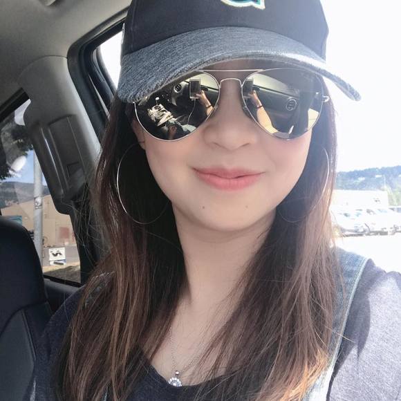 Profile Picture of Hsin-yi Liu (@lewsinging) on Poshmark