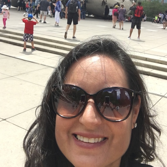 Profile Picture of Liza Vathy (@makeupglam0763) on Poshmark