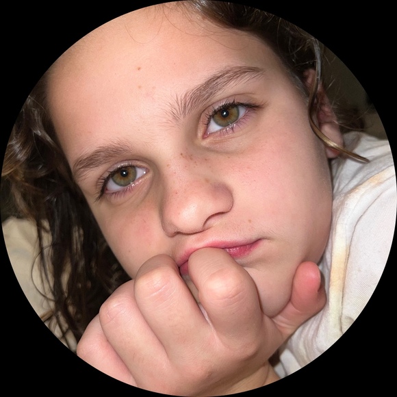 Profile Picture of Danielle Kincaid (@danielle_livoni) on Poshmark