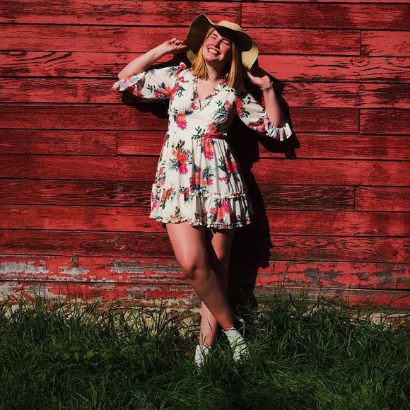 Profile Picture of Carlee Pearn (@rjcpearn) on Poshmark