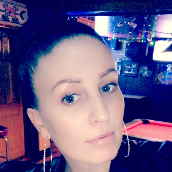 Profile Picture of Andrea Okanovic (@andrea_okanovic) on Poshmark