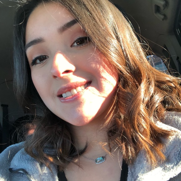 Profile Picture of Paulina Uribe (@sarahipau) on Poshmark