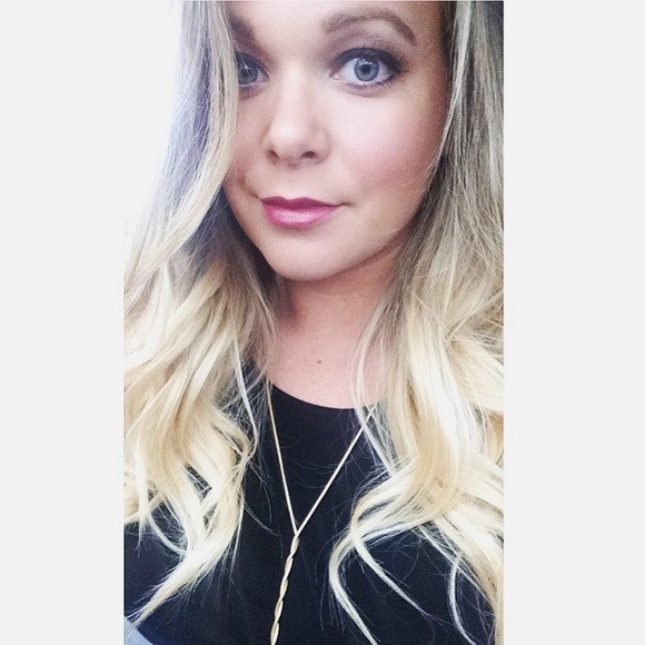 Profile Picture of Heather Lowe (@heatherlowe32) on Poshmark