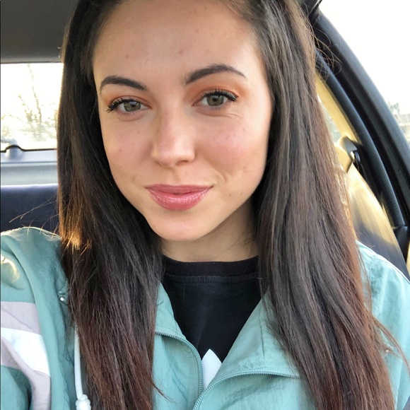 Profile Picture of Mikaela Gratton (@mikaelag97) on Poshmark