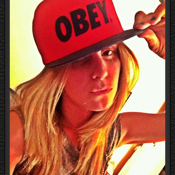 Profile Picture of Sydney Puschak (@sydneypaige26) on Poshmark