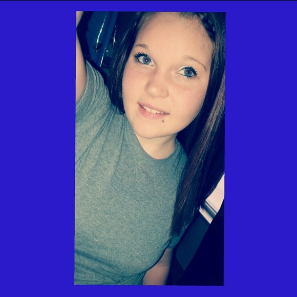 Profile Picture of Julia Deluca (@julia_deluca) on Poshmark