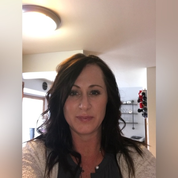 Profile Picture of Lisa Seebacker (@lseebacker) on Poshmark