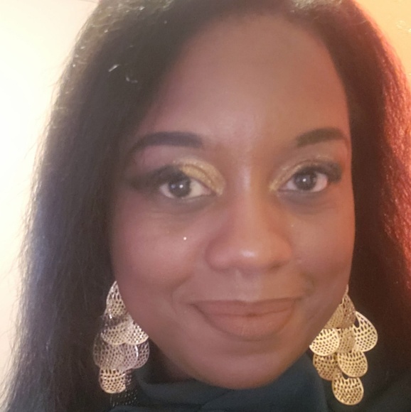 Profile Picture of Shurene Alexander (@shurene39) on Poshmark