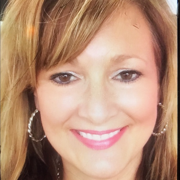 Profile Picture of Michelle Swinford (@kateellecloset) on Poshmark