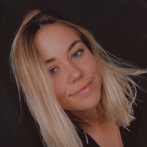 Profile Picture of Alexis Hollinger (@alexishollin846) on Poshmark