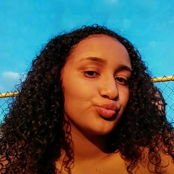 Profile Picture of Mariah Alvarez (@xoalvarez5) on Poshmark