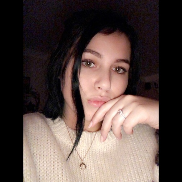 Profile Picture of Grace Walsh (@gracewalsh6977) on Poshmark