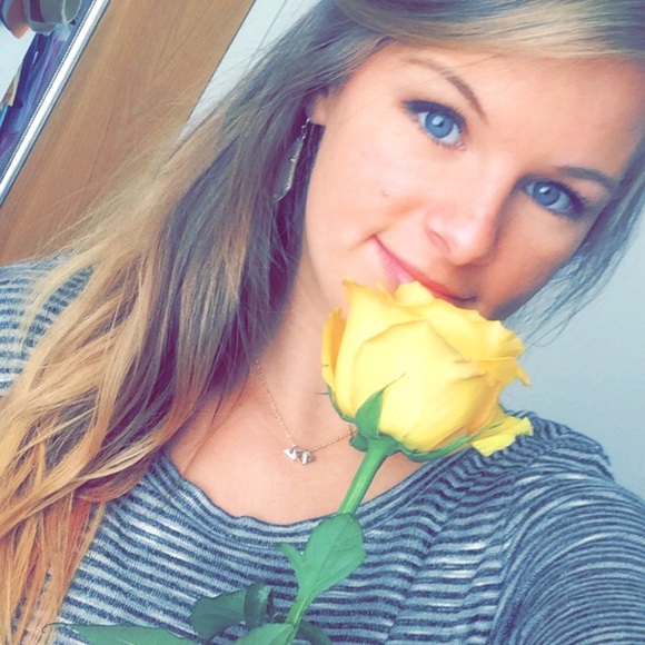 Profile Picture of Kinsey Rhome (@kinzrhea) on Poshmark