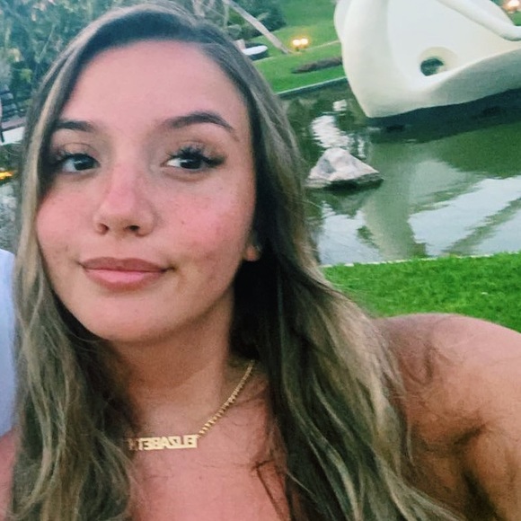 Profile Picture of Elizabeth Schultz (@elizabethsch27) on Poshmark