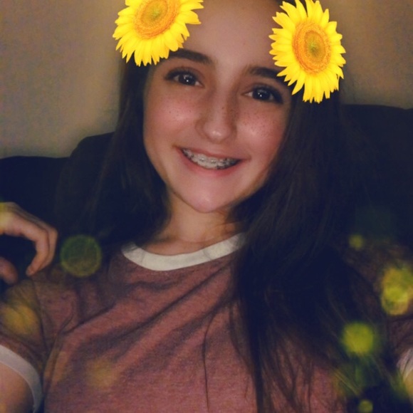 Profile Picture of Ashlyn Hockemeyer (@flowercrown47) on Poshmark