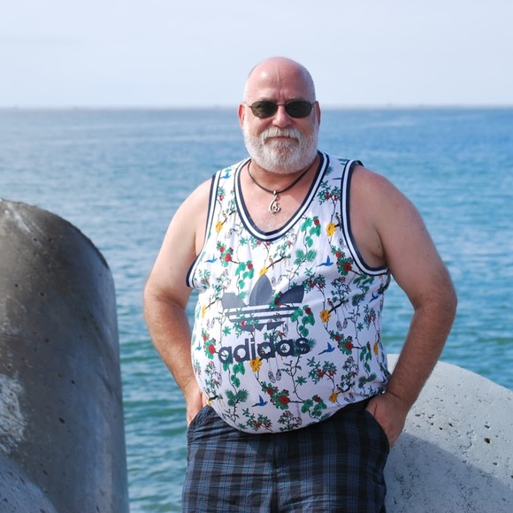 Profile Picture of Robert Roder (@robertmroder) on Poshmark