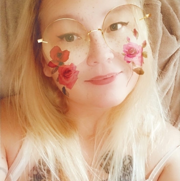 Profile Picture of Jennifer Burkett (@sexybuttburkett) on Poshmark