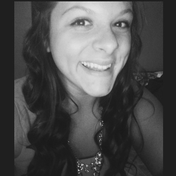 Profile Picture of Brianna Guillot (@briannaguillot) on Poshmark