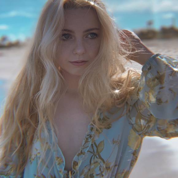 Ella rose Kleefisch - Poshmark Profile Picture of Ella rose Kleefisch (@ekleefisch) on Poshmark