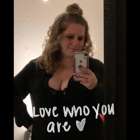 Profile Picture of Ashley Desenberg (@ashleyd622) on Poshmark