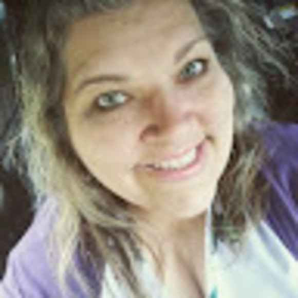 Profile Picture of Stephanie Fulton (@ste_re81) on Poshmark