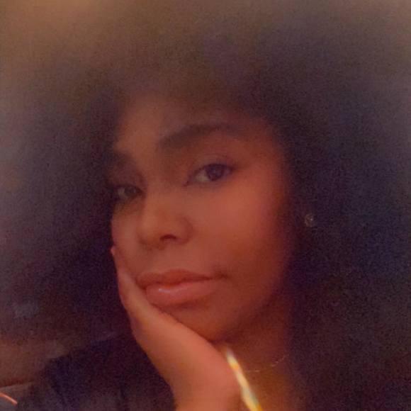 Profile Picture of Arica Loango (@aloango) on Poshmark