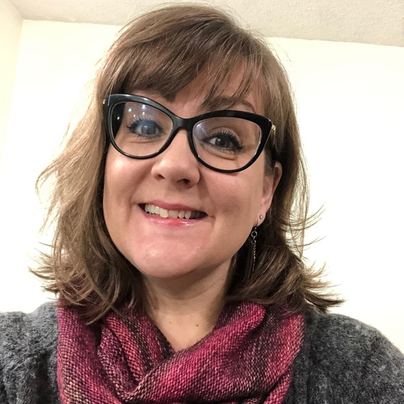 Profile Picture of Laurie Schneider (@laurschneid) on Poshmark