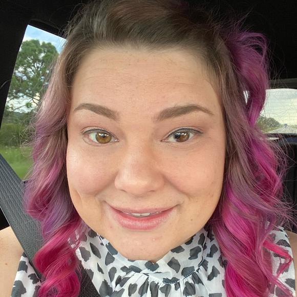 Profile Picture of Genna Sarikoki (@gennamolitor) on Poshmark