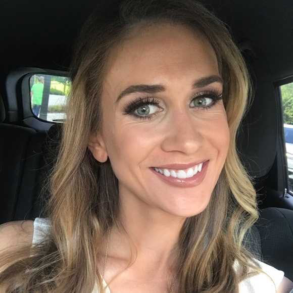 Profile Picture of Christine Gunderson (@christinegunder) on Poshmark