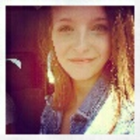 Profile Picture of Jenny Sampley (@jennyleesampley) on Poshmark