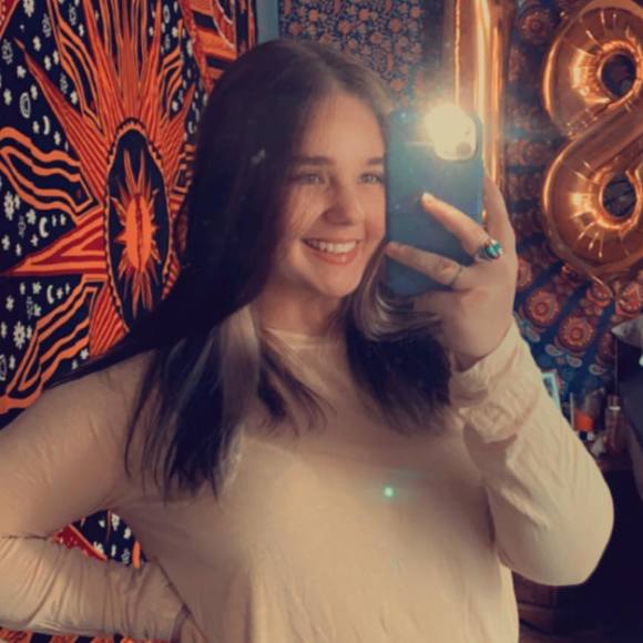 Profile Picture of Juliana Phillips (@julbean2003) on Poshmark