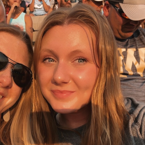 Profile Picture of Julia Nicholson (@julianichols656) on Poshmark