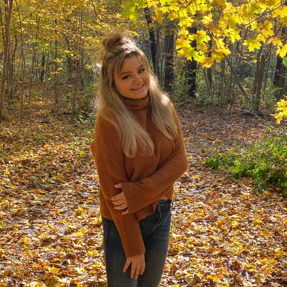 Profile Picture of Natalie Jobes (@njobes) on Poshmark