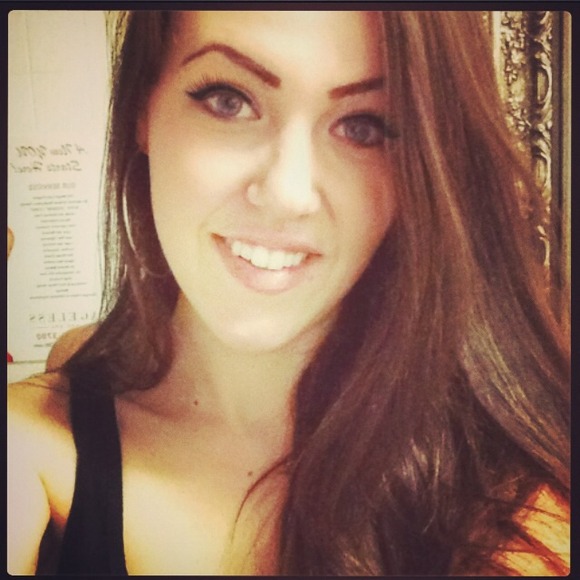 Profile Picture of Emily Araoz (@emazing101) on Poshmark