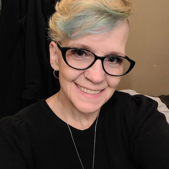 Profile Picture of Jennifer Olix (@jenniferolix) on Poshmark