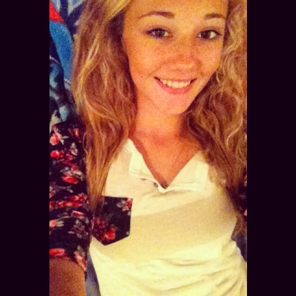 Profile Picture of Chloe Browne (@chloepaige15) on Poshmark