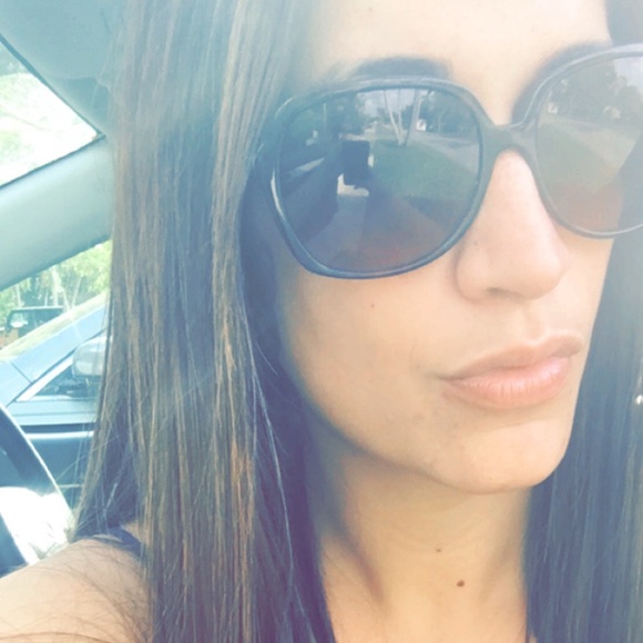 Profile Picture of Leah Carbonell (@leah2619) on Poshmark