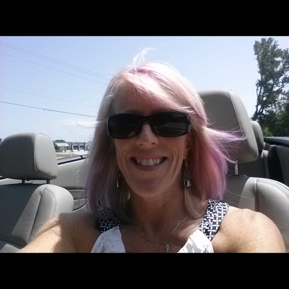 Profile Picture of Jacque Evans (@jacquerevana) on Poshmark