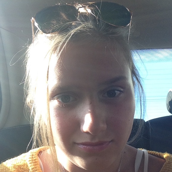 Profile Picture of Gabrielle Watts (@beachkitty4) on Poshmark