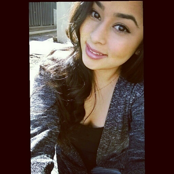 Profile Picture of Crystal Robledo (@crystallina_99) on Poshmark