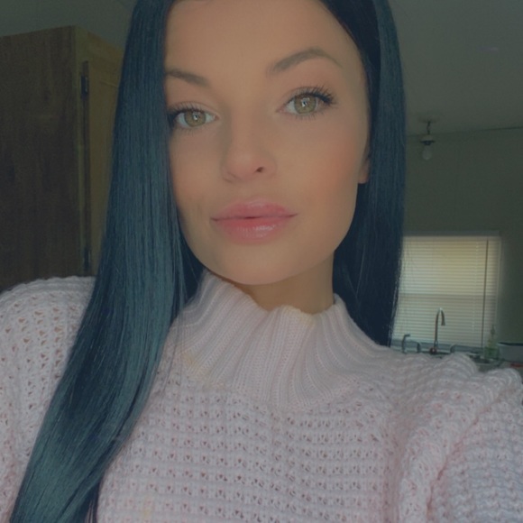 Profile Picture of Ashlyn Adams (@ashlynadams918) on Poshmark