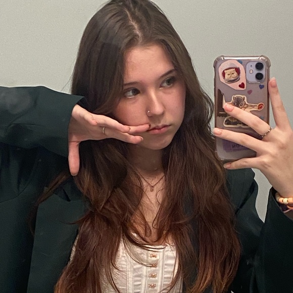 Profile Picture of Eva skye &rlm;&rlm;&lrm; &lrm; (@evaskyee) on Poshmark