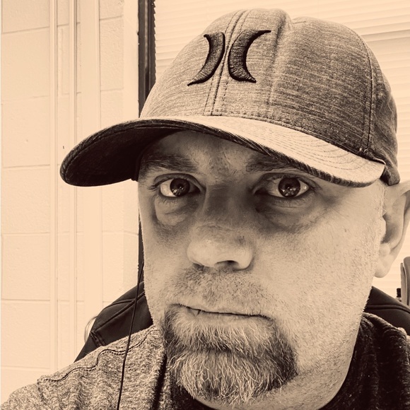 Profile Picture of Mike Kern (@mikeykern) on Poshmark