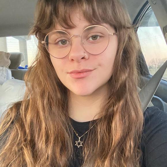 Profile Picture of Lindsay Daher (@daher145) on Poshmark