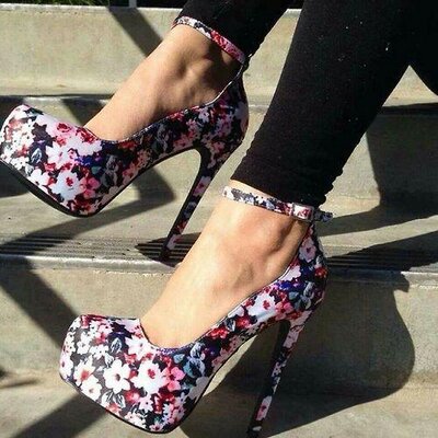 Profile Picture of Shoes With Heels (@JaniesShoes) on Twitter