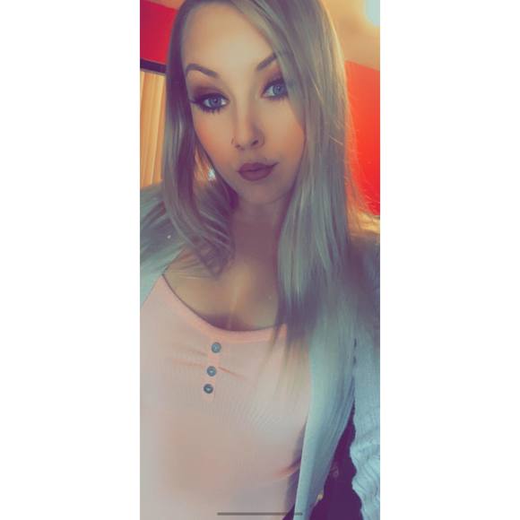 Profile Picture of Amanda Helm (@amandaaa710) on Poshmark