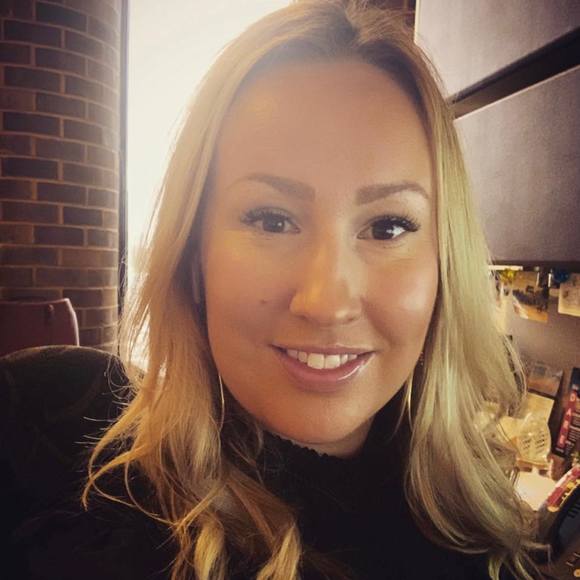 Profile Picture of Vanessa Sweazey (@vsweaze4) on Poshmark